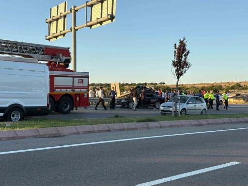 D&uuml;ğ&uuml;n konvoyundaki otomobil bariyerlere &ccedil;arptı: 1 &ouml;l&uuml;, 3 yaralı
