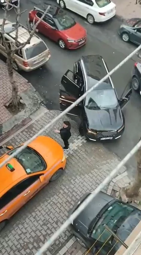 D&uuml;ğ&uuml;n konvoyundakiler ters y&ouml;ne girdi ortalık karıştı
