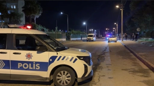 D&uuml;ğ&uuml;n salonu &ouml;n&uuml;nde &ccedil;ıkan silahlı kavganın g&ouml;r&uuml;nt&uuml;leri ortaya &ccedil;ıktı
