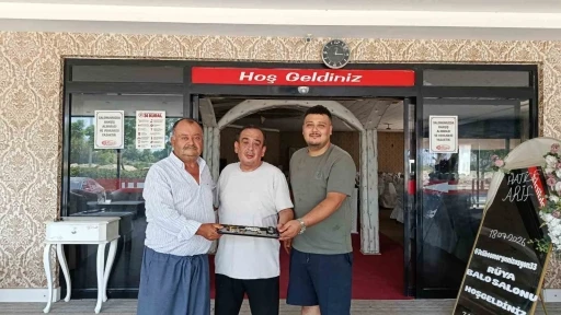 D&uuml;ğ&uuml;n salonunda bulunan 30 bin TL değerindeki takılar sahibine ulaştırıldı
