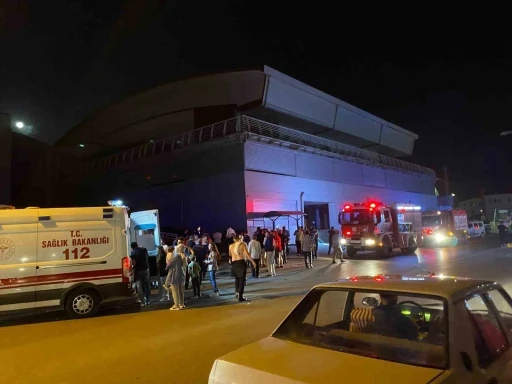 Düğün salonunda korkutan yangın: 2’si çocuk 4 kişi dumandan etkilendi
