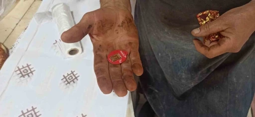 D&uuml;kkanında d&uuml;ş&uuml;r&uuml;len altının sahibini arıyor
