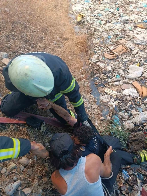 Dumanların arasında kalan itfaiye eri bataklığa d&uuml;şt&uuml;
