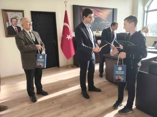 Dumlupınar’da bilgi yarışmasında dereceye giren öğrenciler ödüllerini aldı
