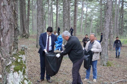 Dumlupınar&rsquo;da ormanlık alanlarda &ccedil;evre temizliği

