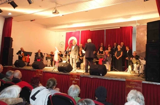 D&uuml;nden Kalanlar Konseri izleyenleri coşturdu
