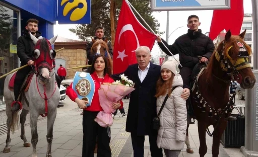 D&uuml;nya Boks Şampiyonu Turhan, memleketi Bayburt&rsquo;ta davul zurnayla karşılandı
