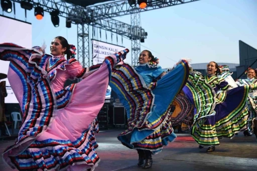 D&uuml;nya dansları Balıkesir sahnelendi
