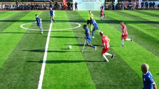 Dünya Engelliler Günü’nde Pendik’te anlamlı karşılaşma: hakim ve savcılar, ampute futbolcularla sahaya çıktı
