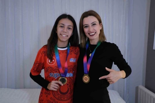 &rsquo;D&uuml;nya Hafıza Şampiyonası&rsquo;na Adanalı anne ile kızı damga vurdu
