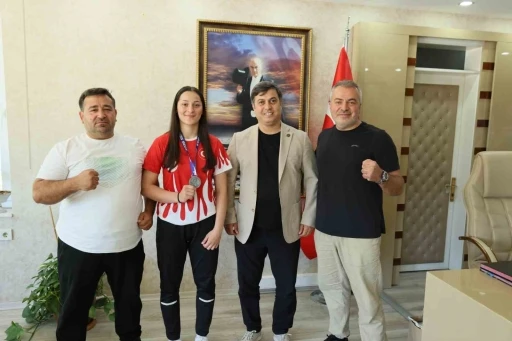 Dünya ikincisi Cemile Aykoç’a tebrik ve ödül
