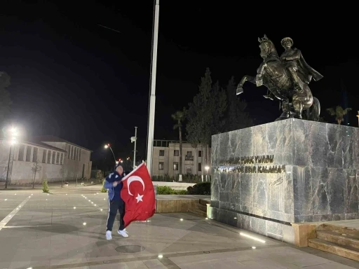 D&uuml;nya Kupası sevincini kent meydanında tek başına g&ouml;z yaşları i&ccedil;erisinde yaşadı
