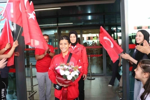 D&uuml;nya Şampiyonu Ayşeg&uuml;l A&ccedil;ık&rsquo;a coşkulu karşılama
