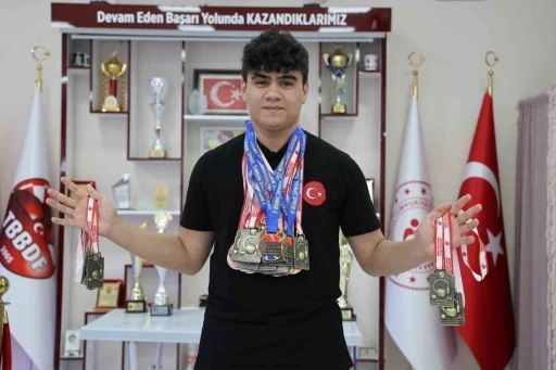 D&uuml;nya ve T&uuml;rkiye dart şampiyonu Bedirhan Nas, 30 madalyaya ulaştı
