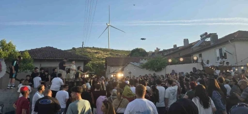 D&uuml;nyaca &uuml;nl&uuml; DJ Mahmut Orhan k&ouml;y&uuml;nde konser verdi

