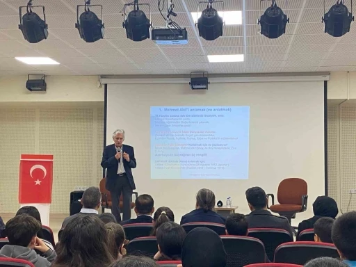 Dünyaca ünlü fizikçi ortaokul öğrencileri ile bir araya geldi

