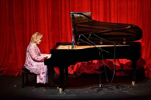 D&uuml;nyaca &uuml;nl&uuml; piyanist G&uuml;lsin Onay, Balıkesir&rsquo;de sahne aldı
