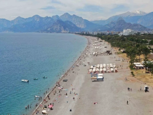 D&uuml;nyaca &uuml;nl&uuml; sahil 19 Mayıs&rsquo;ta doldu taştı
