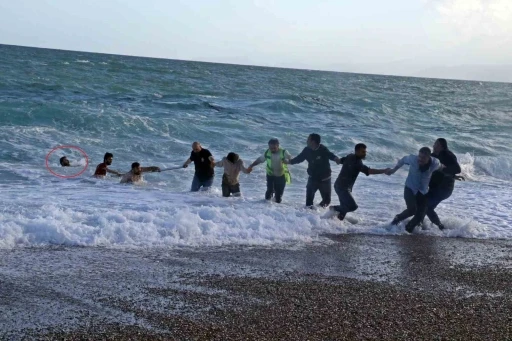 D&uuml;nyaca &uuml;nl&uuml; sahilde can pazarı: 2 kardeş kurtuldu, kuzen hayatını kaybetti
