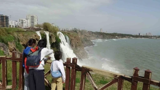 D&uuml;nyaca &uuml;nl&uuml; şelale, yağmur sonrası denizi kahverengiye b&uuml;r&uuml;d&uuml;