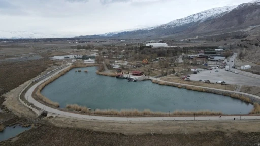 D&uuml;nyada nadir g&ouml;r&uuml;len doğal oluşum: 5 ayrı su aynı noktadan &ccedil;ıkıyor
