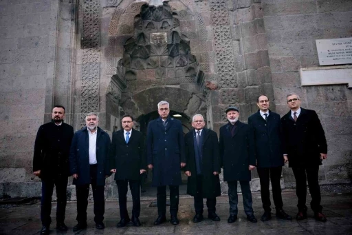 Dünyadaki ilk tıp fakültesine Bakan Memişoğlu’ndan tam puan
