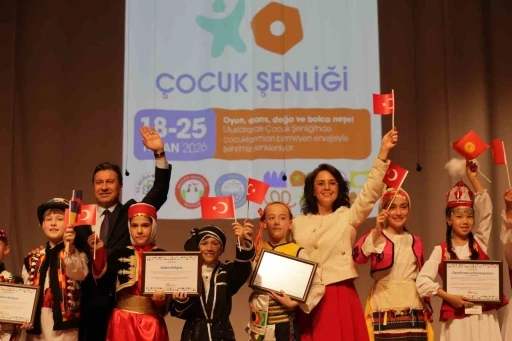 D&uuml;nyanın d&ouml;rt bir yanından gelen &ccedil;ocuklar Menteşe sahnesinde dans etti
