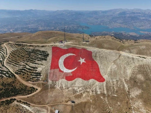 D&uuml;nyanın en b&uuml;y&uuml;k T&uuml;rk bayrağı yeniden eski g&ouml;rkemine kavuştu
