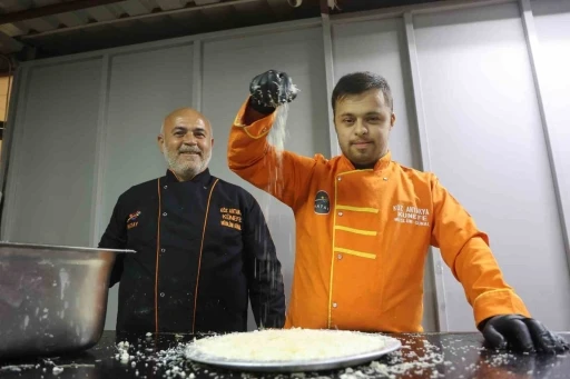 D&uuml;nyanın en iyi tatlısı se&ccedil;ilen &lsquo;Antakya K&uuml;nefesi&rsquo; down sendromlu Mehmet&rsquo;in ellerinde tat buluyor
