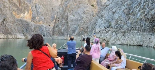 D&uuml;nyanın ikinci b&uuml;y&uuml;k kanyonunda tekne keyfi yapıp dağ ke&ccedil;ilerini izliyorlar
