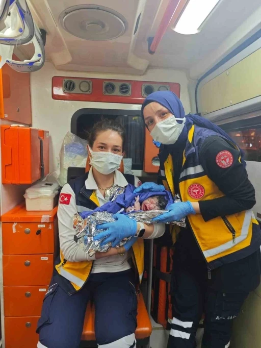 Dünyaya gözlerini ambulansta açtı
