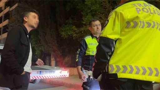 Dur ihtarına uymayan alkoll&uuml; s&uuml;r&uuml;c&uuml;n&uuml;n polisi ikna &ccedil;abaları sonu&ccedil; vermedi

