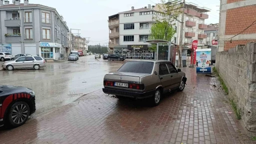 ’Dur’ ihtarına uymayan ehliyetsiz sürücü durağa çarptı
