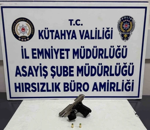 Dur ihtarına uymayan ehliyetsiz sürücünün aracında ruhsatsız tabanca ele geçirildi
