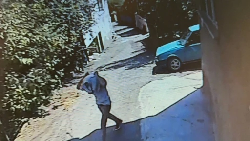 &rsquo;Dur&rsquo; ihtarına uymayan s&uuml;r&uuml;c&uuml;, kadınları ara&ccedil;ta bırakıp ka&ccedil;tı
