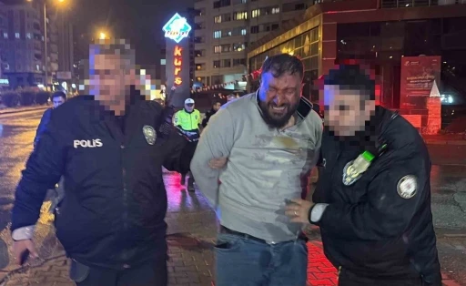&rsquo;Dur&rsquo; ihtarına uymayan s&uuml;r&uuml;c&uuml; yaya olarak da ka&ccedil;amadı: 450 bin TL ceza yazıldı
