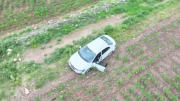 “Dur” ihtarına uymayarak tarlaya kaçan otomobilden 19 bin adet uyuşturucu hap çıktı
