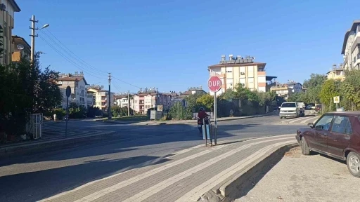 ‘Dur’ levhasına rağmen durmayan motorlu bisiklet otomobile çarptı: 1 yaralı
