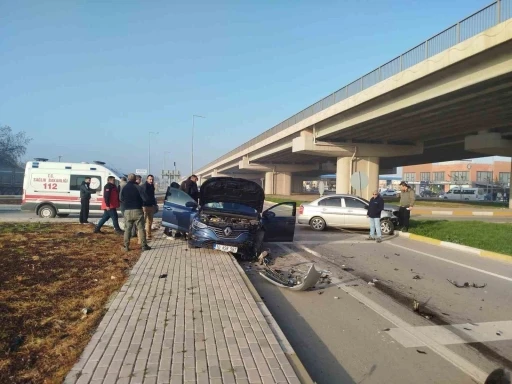 Dur levhasına uymadı, kavşakta kaza: 1 yaralı
