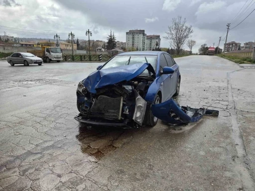 &rsquo;Dur&rsquo; levhasına uymayan otomobil, &ccedil;&ouml;p kamyonuna &ccedil;arptı: 1 yaralı
