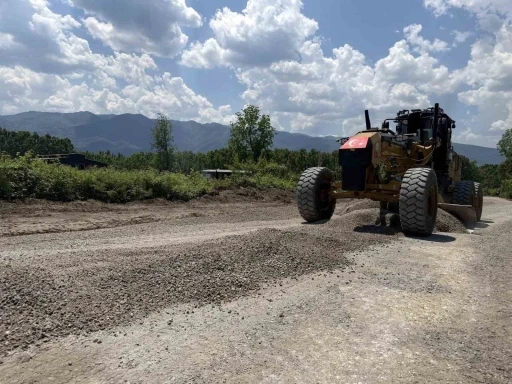 Duraklar k&ouml;y&uuml;nde yol &ccedil;alışmaları s&uuml;r&uuml;yor
