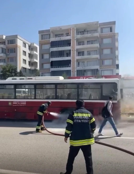 Durakta yolcu bekleyen halk otobüsünde yangın
