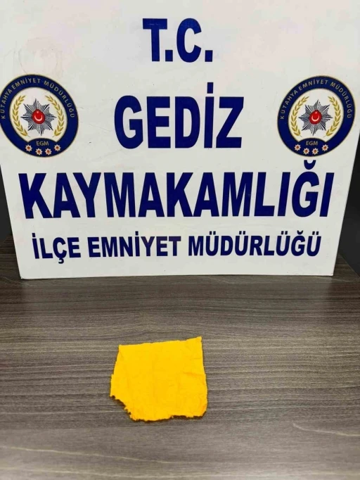 Durdurulan ara&ccedil;ta 272 i&ccedil;imlik kağıda emdirilmiş uyuşturucu madde ele ge&ccedil;irildi, 5 kişi yakalandı
