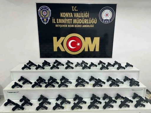 Durdurulan ara&ccedil;ta 70 adet ka&ccedil;ak tabanca bulundu
