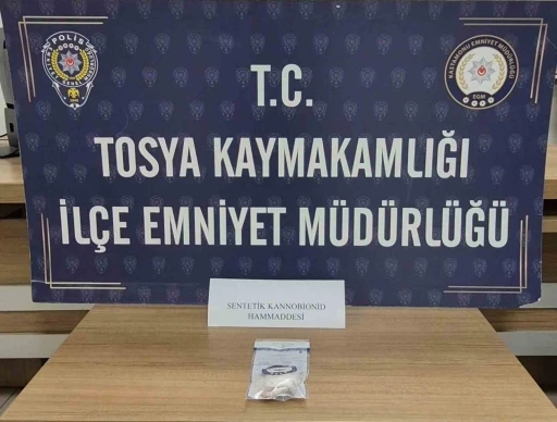 Durdurulan ara&ccedil;ta uyuşturucuyla yakalanan bir ş&uuml;pheli tutuklandı
