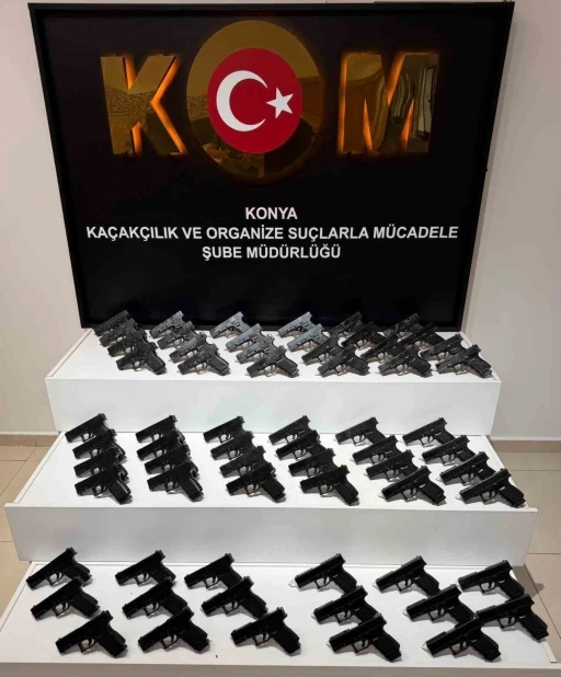Durdurulan ara&ccedil;tan 65 ruhsatsız tabanca &ccedil;ıktı
