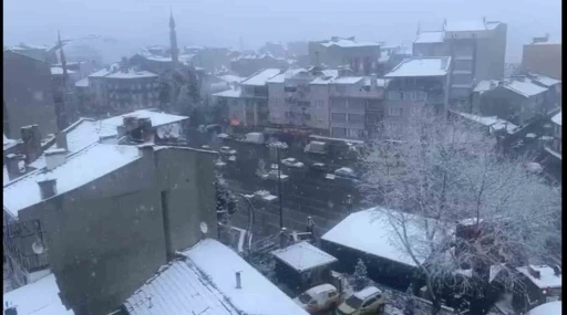Dursunbey&rsquo;de kar yağışı il&ccedil;eyi beyaza b&uuml;r&uuml;d&uuml;
