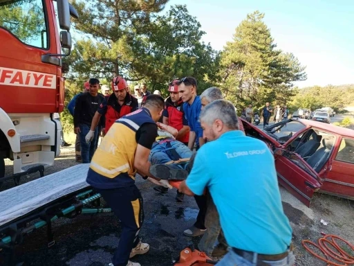 Dursunbey&rsquo;de trafik kazası: 3 yaralı
