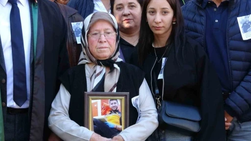 Duruşmaya oğlunun portresiyle gelen anne: "Ne olur bir an &ouml;nce ceza verin de buralara gelmeyeyim"
