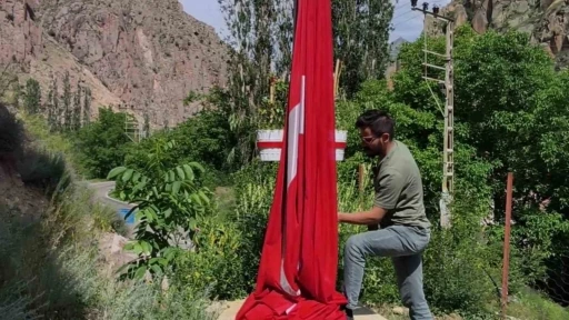 D&uuml;şen bayrağı onarıp yeniden g&ouml;ndere &ccedil;ektiler
